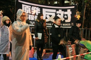 雨の中、首相官邸前で高浜原発の再稼働に抗議する市民。（１月29日、撮影／斉藤円華）