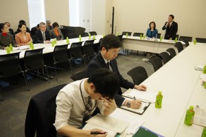 超党派議連の立法チーム会合。「いよいよ山場」と挨拶する丹羽秀樹座長（右奥）＝2016年２月19日、衆議院第二議員会館。（撮影／池添徳明）