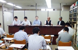新聞３社提訴で会見する佃さん（右から２番目）、弁護団、筆者（一番右）。2013年８月２日、東京・司法記者クラブで。（提供／浅野健一）