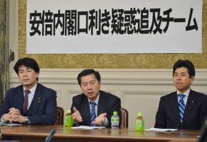 疑惑追及チームの会見で語る郷原信郎弁護士(中央)と大西健介(左)、山井和則(右)両議員(2月24日、撮影/横田一)