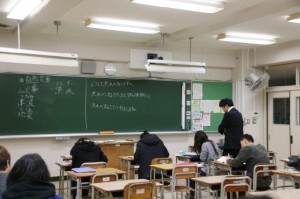 小山台高校定時制では日本語が不自由な生徒に少人数の「取り出し授業」を行なっている。（２月19日、撮影／永尾俊彦）