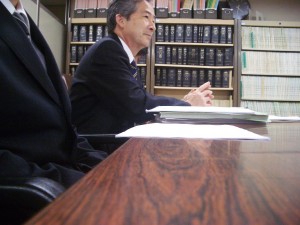 男性教諭（手前）らと「都教委は上告しないように」と訴える加藤文也弁護士＝2016年３月24日、東京・霞が関の東京高裁。（撮影／池添徳明）