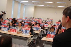 朝鮮学校の生徒の母親らは、不当な差別に一斉に抗議した。４月８日、東京・永田町にて。（写真／星徹）