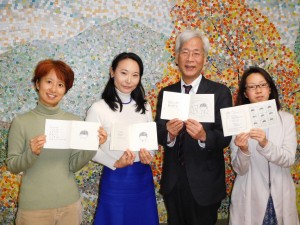 北野陽子医師（右）と埼玉県中央児相のチーム。各人お気に入りのページを開いた。（写真／小宮純一）