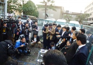 判決後に記者団の取材に応じる弁護団、４月８日、宇都宮地裁脇の路上で。（撮影／浅野健一）