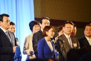 ３月27日、民進党結党大会で挨拶する山尾志桜里政調会長（中央）。左端は岡田克也代表。（撮影／横田一）