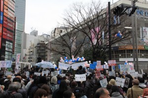 ３月13日、東京・新宿アルタ前を埋め尽くした3500人の参加者たち。（写真／兼子草平）