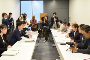 防衛省当局（左側）と面談する、宮古・石垣両島の自衛隊配備計画撤回を求める要請団ら（右）。（撮影／黒島安央）