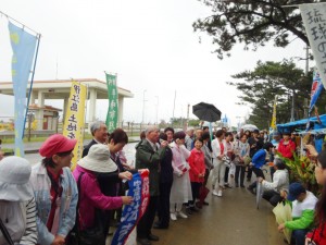 ４月４日、辺野古ゲート前で座り込み行動に参加する議員たち。（提供／仲村未央）