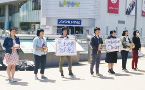 福島県のいわき駅前で募金活動をする学生たち。４月29日。（写真／白飛瑛子）