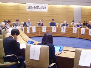 不登校関係者らが法案の白紙撤回を訴えた。(4月15日、衆議院第一議員会館。撮影/池添徳明)