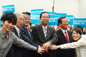 左から諏訪原健（SEALDs）、又市征治（社民）、岡田克也（民進）、志位和夫（共産）、小沢一郎（生活）、西郷南海子（安保関連法に反対するママの会）の各氏。（撮影／及川健二）