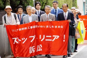 ５月20日の入廷行動。左端が川村晃生さん。右から二人目が関島保雄弁護士。（撮影／樫田秀樹）