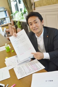 資料を説明する玉木雄一郎衆院議員。６月１日、東京・千代田区。（撮影／横田一）