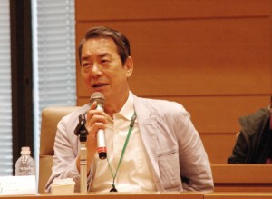 「第１回イラク戦争公聴会」で証言する柳澤協二氏。東京・千代田区。（撮影／林克明）