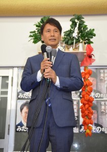 当選確実となり、支持への感謝を述べる三反園訓氏。７月10日、鹿児島市内。（撮影／木野千尋）