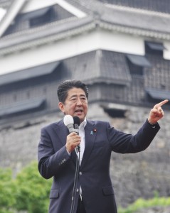 熊本城をバックに第一声をあげる安倍首相。６月22日。（提供／横田一）