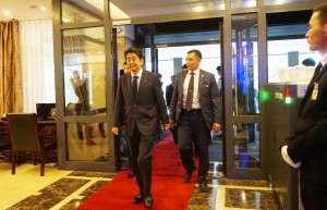 ＡＳＥＭ前日、ホテルに着いた安倍首相。７月14日、モンゴル・ウランバートル。（撮影／成田俊一）