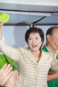 “劇場”型選挙で都知事選の座を射止めた小池百合子氏。７月31日。（撮影／横田一）