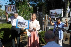 高津観音寺（八千代市）で韓国での「追悼会」の報告をする金美鈴さん（中央）。（撮影／西中誠一郎）