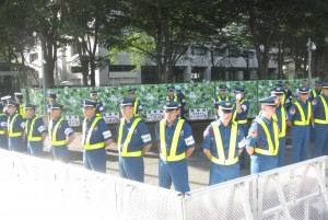 強制撤去のため、ずらりと並ぶガードマン。８月21日東京・霞が関。（撮影／金浦蜜鷹）