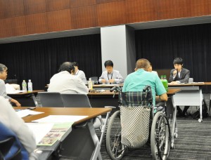 障がい当事者から厳しい追及を受ける厚労省の担当者たち。（撮影／山村清二）