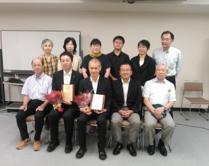 贈呈式で表彰されたハウス食品(前列左から2人目)と石井食品(同3人目)の担当者。(写真/渡辺妙子)
