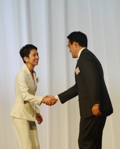岡田克也氏（右）から民進党代表を引き継ぐ蓮舫氏だが、野党共闘は継承するのか？（撮影／横田一）