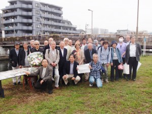 山崎博昭さんの命日に東京・弁天橋で行なわれた献花と黙祷。（撮影／赤岩友香）