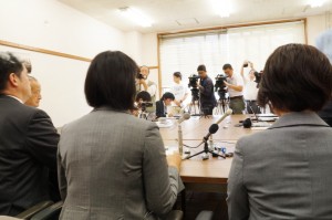10月12日、和解成立後記者会見する原告のＢさん（背中を向けているうちの右端の女性）。左は担当弁護士。（撮影／樫田秀樹）