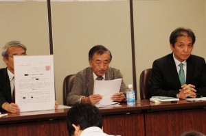 向かって右端が佐藤一樹医師、真ん中が鶴田幸男会長。（撮影／樫田秀樹）