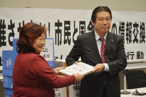 市民と国会議員のＴＰＰ反対集会で署名を受け取る福島のぶゆき衆院議員。（撮影／横田一）