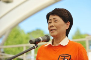 「ここは安全です」と主催者代表の西本由美子理事長。今年も高校生を参加させた。（撮影／冨田きよむ）