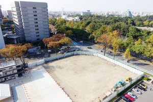 名古屋城に近い「名城非常口」予定地。樹木は伐られ公園の面影はない。（撮影／井澤宏明）