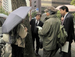 11月14日、神田警察通りのイチョウを観察する市民たち。（撮影／編集部）