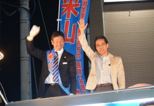 知事選挙戦で米山隆一知事（左）を応援した古賀茂明氏。10月１日。（撮影／横田一）