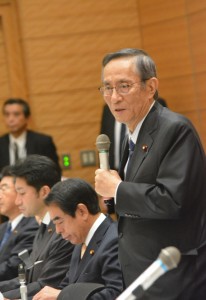 ＩＲ推進議連総会で話す細田博之会長（手前）。12月８日。（撮影／横田一）