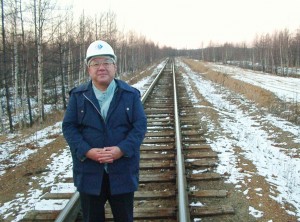 杉浦敏広氏。北海道延伸ならシベリア鉄道の一部となるサハリンの鉄道で。（提供／横田一）