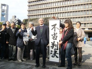 「不当判決」に抗議する竹本昇さん（中央）と支援の人たち。（撮影／平野次郎）