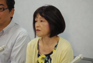 青木惠子さん（右）。昨年８月、大阪司法記者クラブで。（撮影／粟野仁雄）