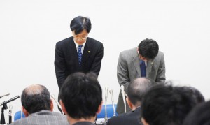 会見をする谷川浩司日本将棋連盟会長（左）と片上大輔常務理事。この後辞任したのは島朗常務理事のみ。（撮影／編集部）