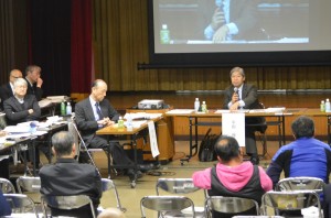 １月14日の専門家会議。正面に平田健正座長。小島敏郎顧問（左上で腕を組む男性）もオブザーバーとして同席。（撮影／横田一）