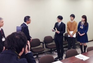 小田原市役所内で市職員に公開質問状を手渡す稲葉剛氏。右端が筆者。（提供／雨宮処凛）