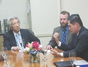 「トモダチ作戦」の被曝兵士（右側２人）と、話を聴いて後に基金を設立した小泉純一郎元首相。2016年５月、米国・サンディエゴ。（撮影／エィミー・ツジモト）