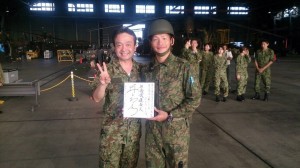 防衛省・自衛隊沖縄地方協力本部が2016年11月21日に公開した迷彩服姿の井上和彦氏（左）と自衛隊員。（同地本Facebook公式アカウントより）
